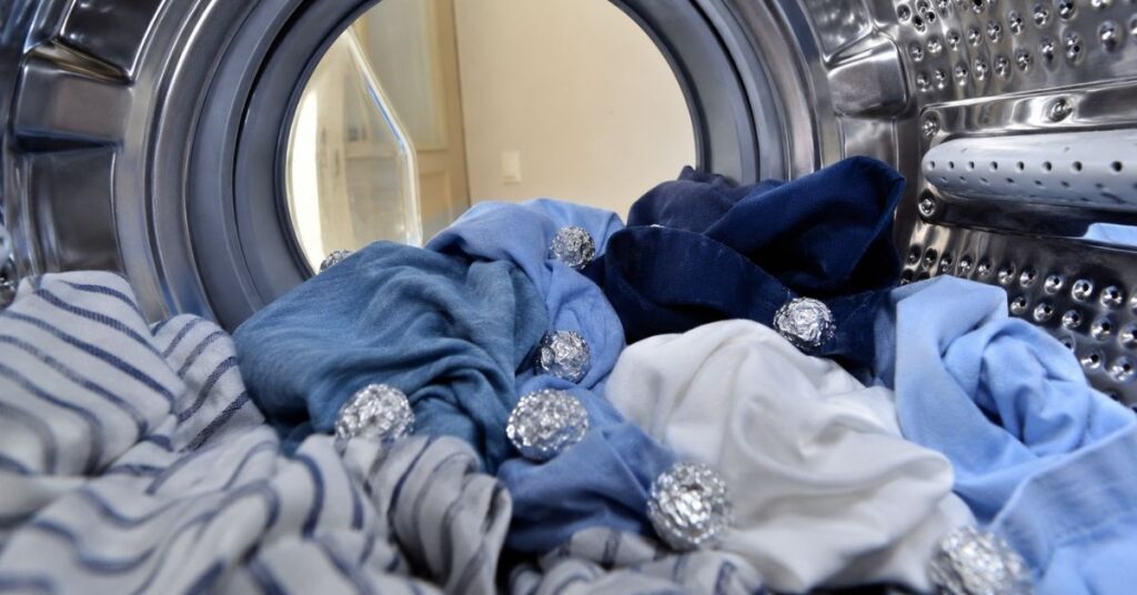 aluminum foil balls reducing static in laundry clothes