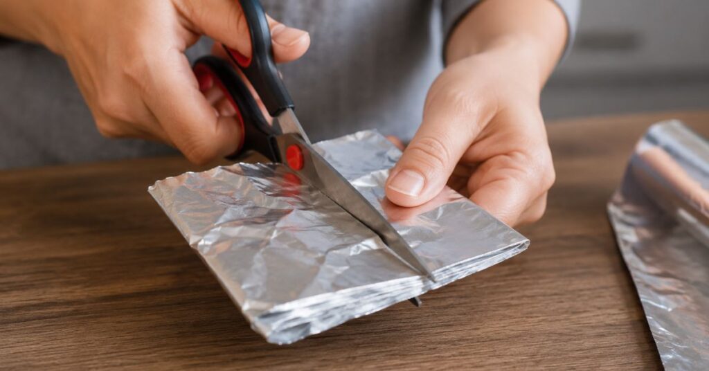 sharpening scissors using aluminum foil at home